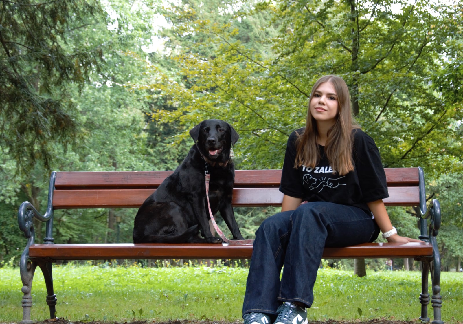 Psi behawiorysta Katowice - relaks z psem Lily na ławce w parku